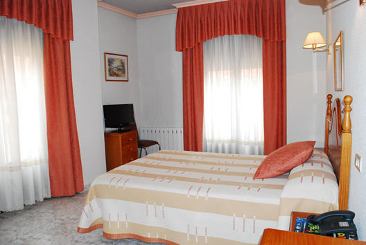 Hostal Universal Benavente Ngoại thất bức ảnh